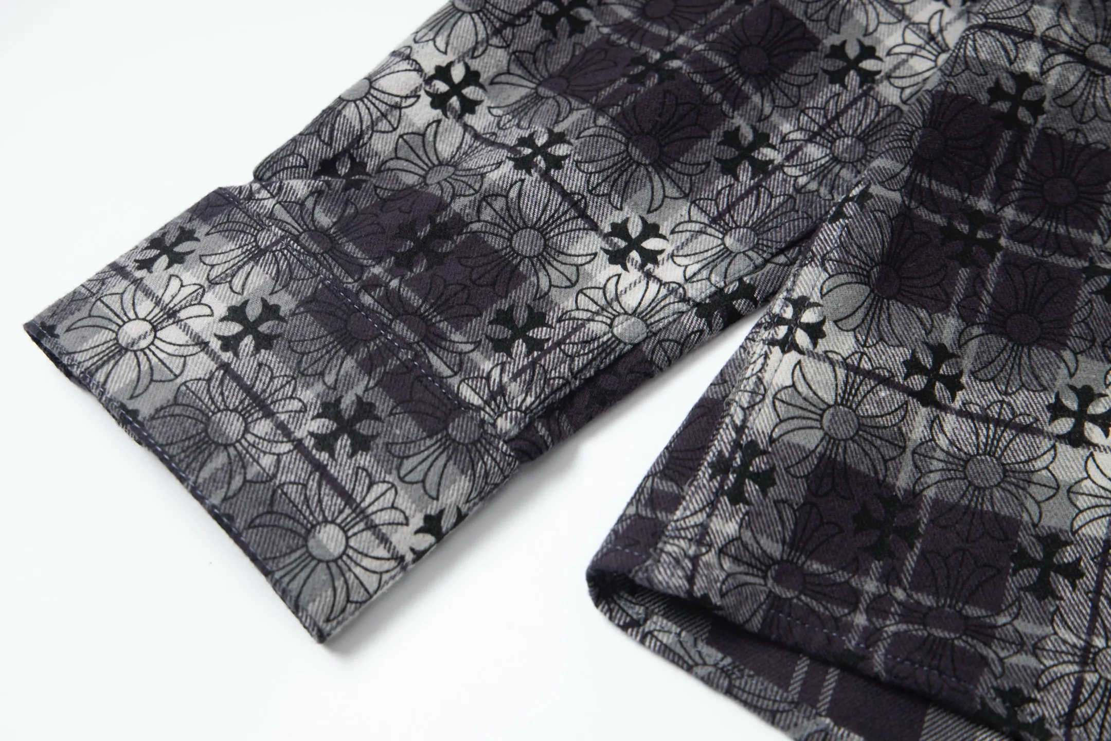 P230 Style number: G008 Chrome Hearts classic cashew flower cross all-over printed jacquard long-sleeved top casual shirt for couples 1️⃣Customized original jacquard fabric, high-quality pure cotton jacquard plaid fabric, soft and comfortable to the touch, a very high-quality fabric! 2️⃣The details of the workmanship are perfectly controlled. The lining is made of vest hemming, and the cuffs are made of double cross leather labels. It is different from the ordinary version. The collar is also designed with interlining, which shows high-end fashion and personality. The style is fashionable, simple and elegant, and it is a very versatile jacket! 4⃣️Complete accessories, all customized with original versions! Same style for men and women Color: cashew black Size: S, M, L, XL